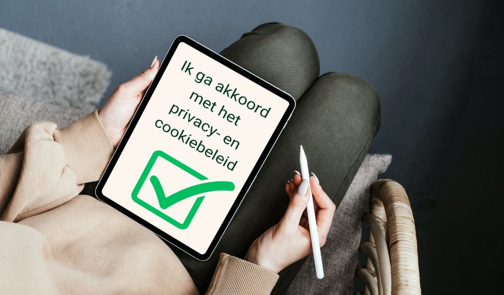 vrouw met etbalet opschoot en een teken pen die privacy en cookiebeleid ondertekent