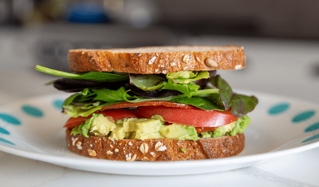 sandwich avocado tomaat en sla