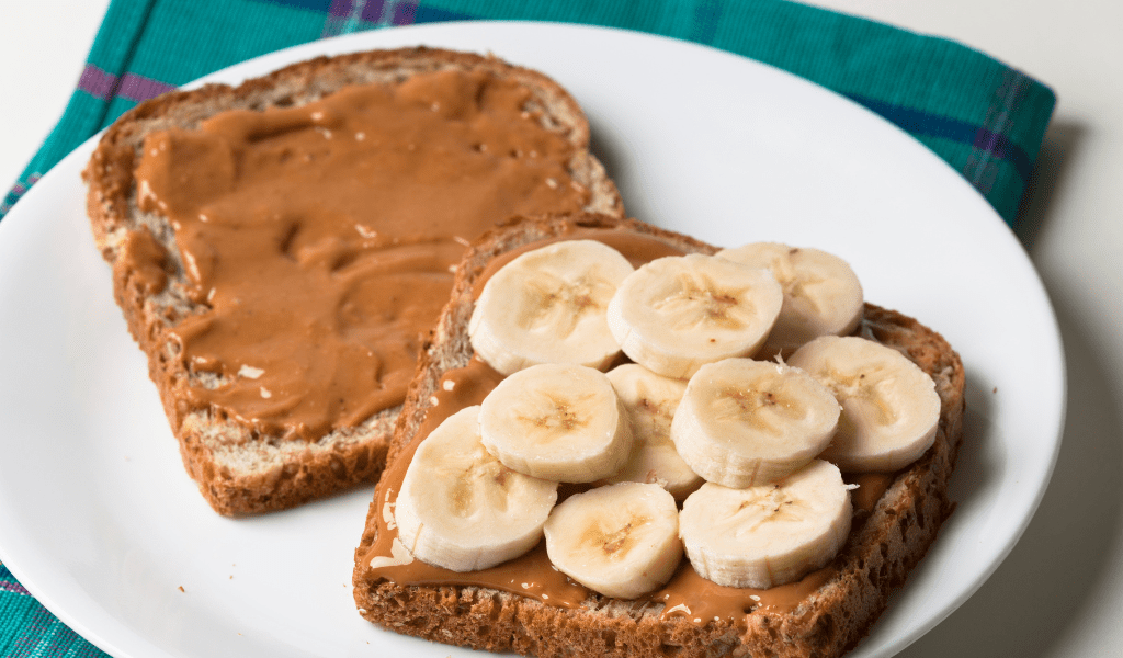 boterham pinakaad plakjes banaan op wit bord